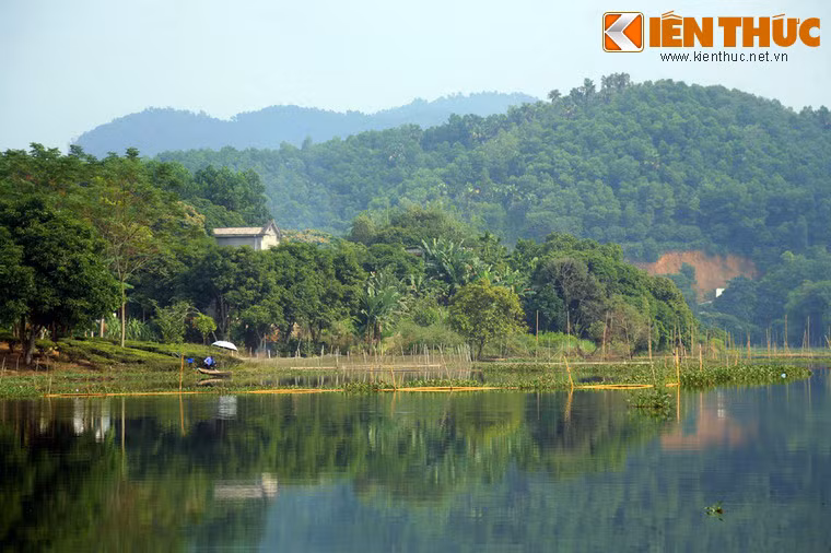 Mực nước trong hồ luôn có độ sâu khoảng 3m, có nơi sâu tới 35m và quanh năm không bị cạn. Nhờ vậy, mặt nước Ao Châu trong xanh, không bị ô nhiễm và có rất nhiều loài thủy sinh.