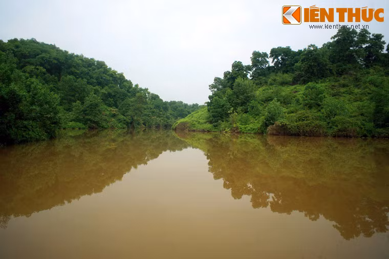 Đầm có khoảng 100 hòn đảo lớn nhỏ, hình dáng phong phú cùng với rất nhiều ngách nước đan cài trên diện tích mặt nước khoảng 2 km².