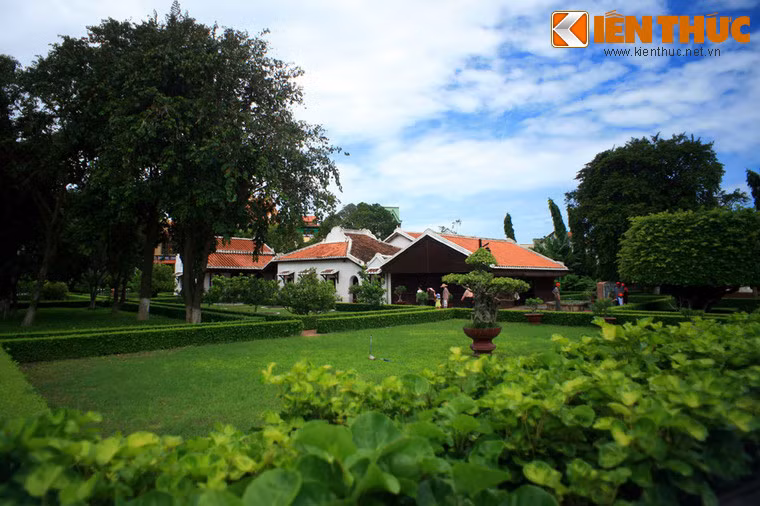 Di tích Trường Dục Thanh hiện tại là công trình được phục dựng theo mô tả của các học trò cũ của trường vào thời điểm thầy giáo Nguyễn Tất Thành tham gia giảng dạy.