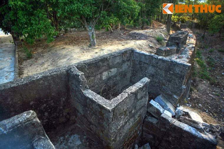 Trên thành bố trí 99 ụ súng, quanh chân thành là hệ thống hào rộng 9 m, sâu 2,4m.