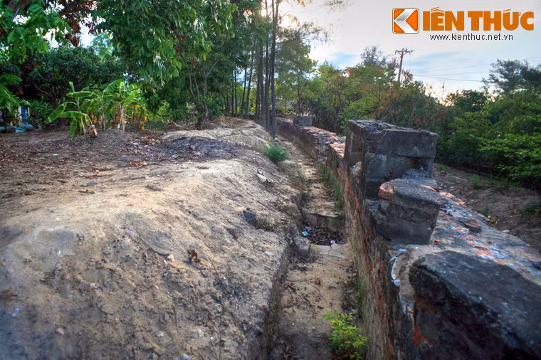 Thành được xây bằng gạch với chu vi 302,04 m, cao 4,40 m, dày 12,60 m, có 2 cửa: cửa chính mặt trước, nhìn về hướng Nam và cửa phụ ở mặt sau.