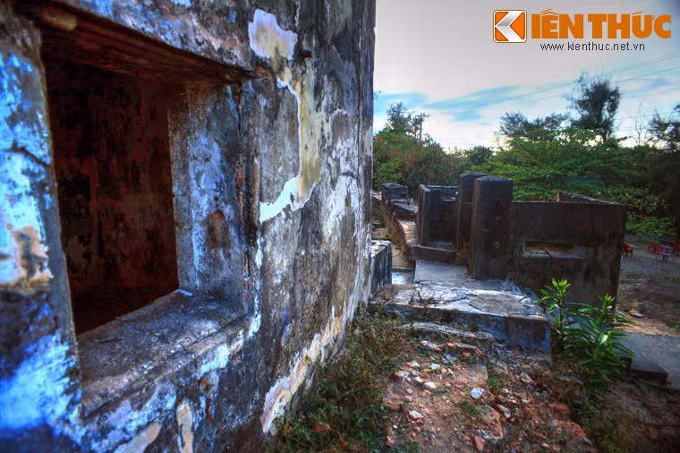 Năm 1883, quân Pháp với tàu chiến và hỏa lực mạnh tấn công vào Trấn Hải thành. Quân nhà Nguyễn đã kháng cự anh dũng suốt hai ngày đêm, nhưng do vũ khí quá thua kém nên cuối cùng Trấn Hải thành thất thủ vào ngày 20/8/883.