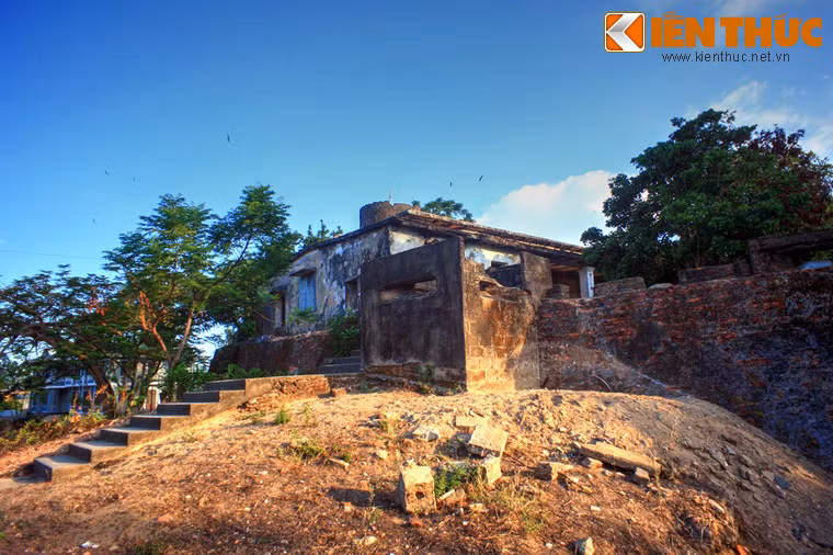 Đó tòa thành được vua Gia Long xây dựng vào năm 1813 để kiểm soát và điều khiển lưu thông tàu thuyền trong và ngoài nước ra vào cửa biển Thuận An, phòng thủ cho Kinh thành Huế. Ban đầu thành có tên Trấn Hải đài, sau nhiều lần nâng cấp, đến năm 1834 được đổi tên thành Trấn Hải thành.