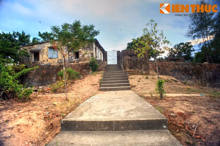 Gần cửa biển Thuận An (thị trấn Thuận An, Phú Vang, Thừa Thiên-Huế) ngày nay vẫn còn di tích của một tòa thành cổ có quy mô khá bề thế.