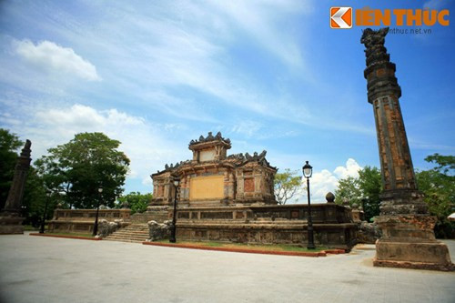 Theo đề xuất của hội đồng, đài tưởng niệm được xây dựng theo hình dáng là một bình phong lớn, có hai tầng, có mái che, xây trên nền hai bậc thềm. Chính giữa có hình huy chương treo trên một tấm kim khánh. Hai bên đài còn có hai trụ biểu.