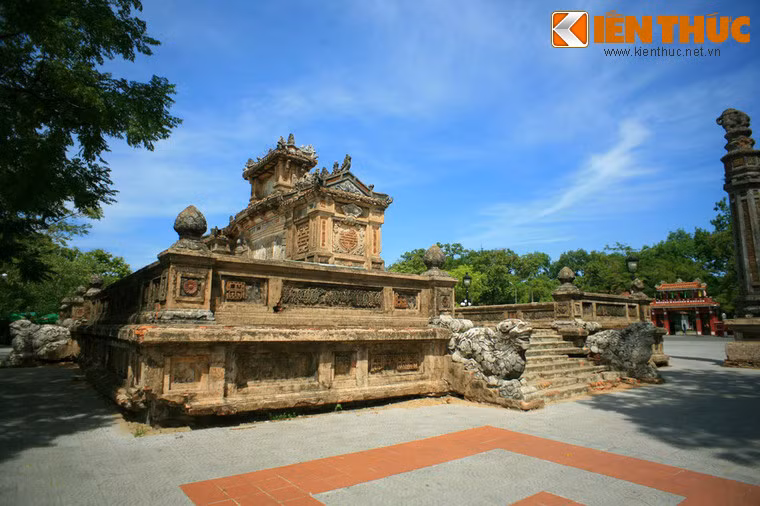 Công trình được khởi công xây dựng ngày 12/5/1920; kinh phí thi công là gần 10.000 đồng, và hoàn thành ngày 18/9 cùng năm.