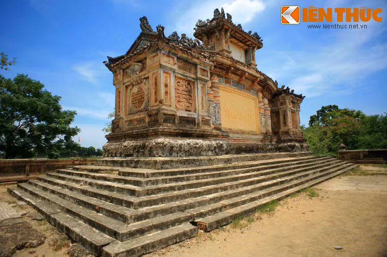 Theo Nghị định của toà Khâm sứ Trung Kỳ ký ngày 24/7/1919, một hội đồng gồm 12 người, do viên Khâm sứ làm chủ tịch đã được lập ra để nghiên cứu các đồ án lập đài tưởng niệm.