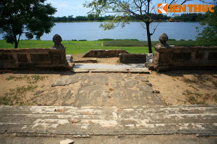 Địa điểm xây dựng được lựa chọn là khoảng đất trống bên bờ sông Hương, trước trường Quốc học.