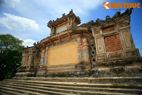 Trước đây, mặt trước thân đài có ghi tên họ 31 người Pháp và 78 người Việt ở Trung kỳ. Phần này sau thời Pháp thuộc đã bị đục xoá.