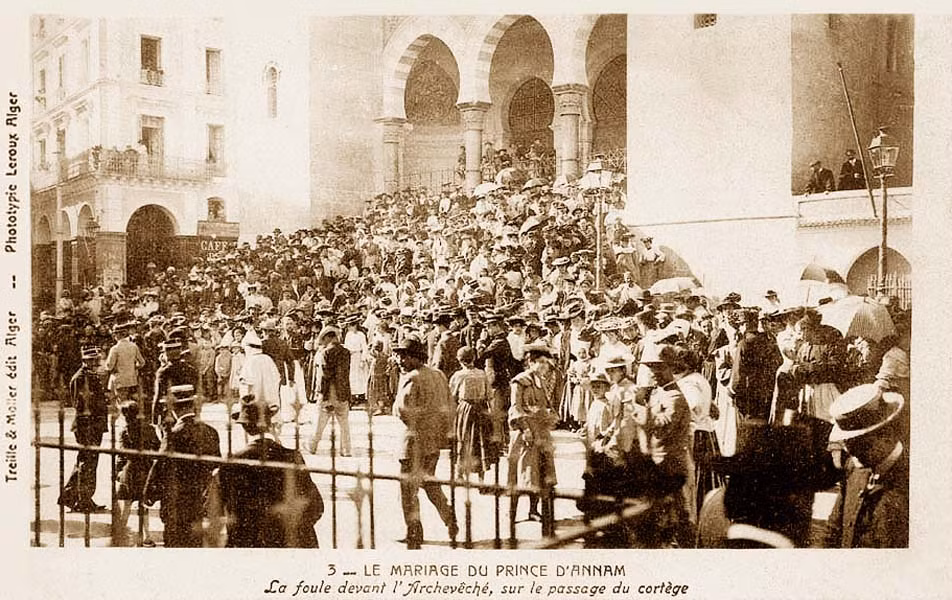 Đám đông đứng trên bậc thềm nhà thờ phía trước Tòa Tổng Giám mục phía bên kia đường để xem cảnh đám cưới của cựu hoàng An Nam.
