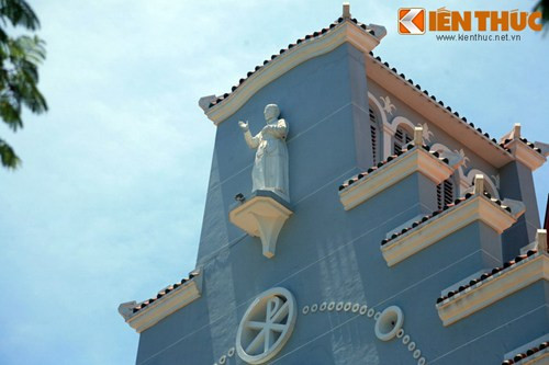 Tượng trang trí trên cánh phụ trồi ra hai bên nhà thờ.