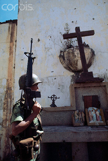  Binh sĩ Sài Gòn tại một nhà thờ ở tỉnh Kiến Phong, tháng 2/1974. 