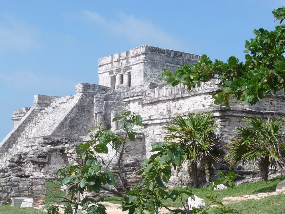 Dù đã bị đổ nát nhiều, nhưng những dấu tích kiến trúc còn lại của Tulum vẫn toát lên vẻ kỳ vĩ và tinh xảo, thể hiện trình độ xây dựng tuyệt vời của người Maya cổ.