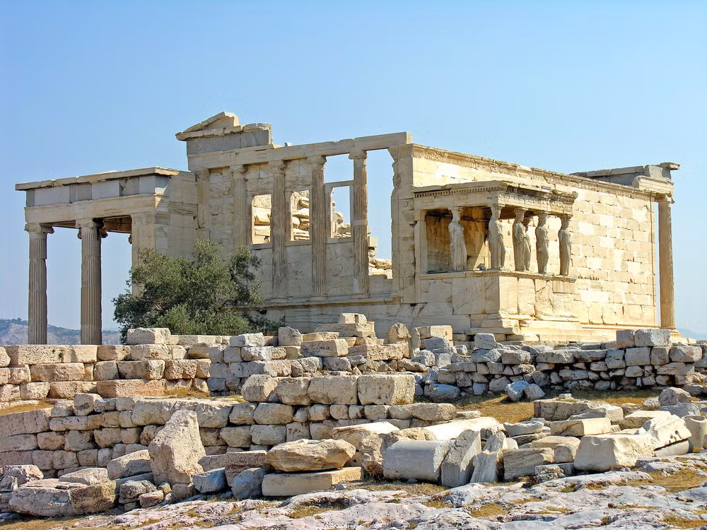 Đền Erechtheion mang đậm nét kiến trúc Hy Lạp nhưng có mặt bằng không đốì xứng, gồm 3 phần gần như độc lập với 3 mái nhà riêng biệt, đó là một hiện tượng kỳ lạ nhưng lại làm nó trở thành một kiệt tác.