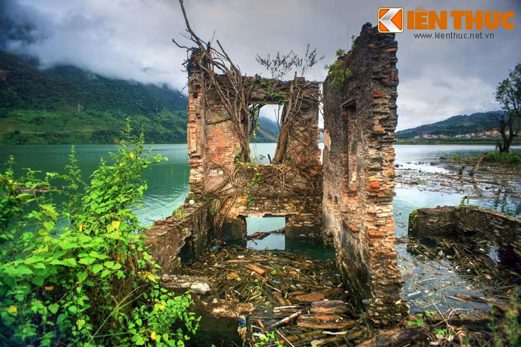 Do nằm thấp hơn tòa nhà chính, ngày nay các công trình này đã bị ngập một phần dưới làn nước của hồ thủy điện Sơn La.