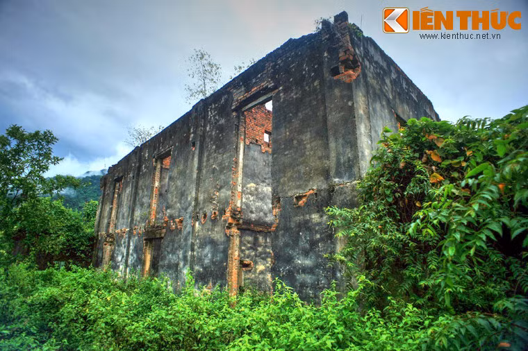 Theo lời kể của những người cao tuổi trong vùng thì kiến trúc của khu dinh thự Đèo Văn Long là sự kết hợp giữa kiến trúc nhà sàn của người Thái với kiến trúc của người Pháp.