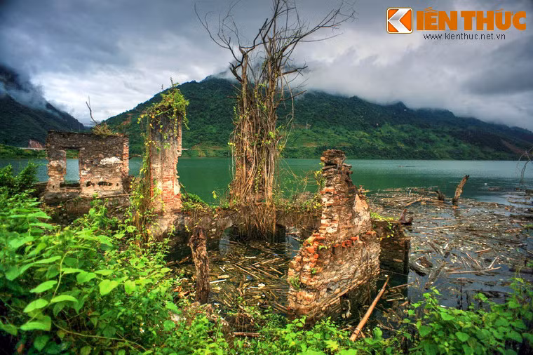 Xung quanh ngôi nhà chính là còn có những khu nhà quy mô nhỏ hơn dành cho những người giúp việc, binh lính, đền miếu, chuồng trại nuôi gia súc…