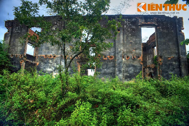 Được xây dựng kiên cố như một pháo đài, khu dinh thự từng có tường bao cao trên 3m, dày 40cm, có bố trí nhiều lỗ châu mai (bức tường này chỉ còn tại vết tích của một số đoạn).