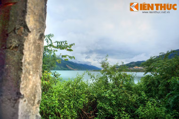 Dinh thự nằm ở vị trí đắc địa tại ngã ba sông, có thể bao quát được mọi hoạt động của một vùng sông nước rộng lớn, đồng thời kiểm soát được con đường lên Mường Tè và Phong Thổ.