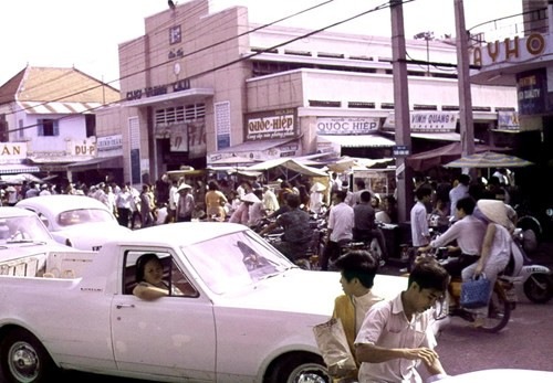 Khung cảnh nhộn nhịp trước chợ.