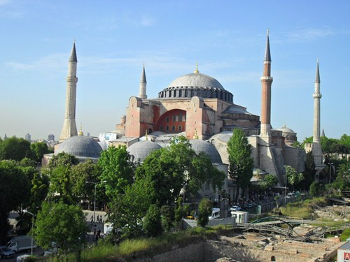 Trong thời gian cai trị của đế quốc Ottoman, thánh đường đã được xây thêm các chi tiết kiến trúc Hồi giáo, điển hình là 4 ngọn tháp ở 4 góc.