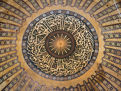 Nhiều nội thất và chi tiết trang trí cũ cũng được cải biến theo xu hướng của đạo Hồi.