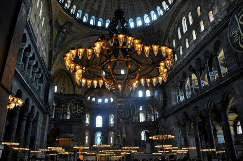 Trong gần 500 năm, Hagia Sophia đã giữ vai trò thánh đường Hồi giáo chính của Istanbul, làm mẫu hình cho nhiều nhà thờ Hồi giáo Ottoman khác.