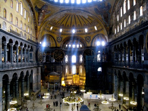 Đến năm 1935, sau khi đế quốc Ottoman tan vỡ, thánh đường đã được chính phủ Cộng hòa Thổ Nhĩ Kì chuyển thành một viện bảo tàng. Đây là một trong những địa danh thu hút đông khách tham quan nhất của Thổ Nhĩ Kỳ ngày nay.