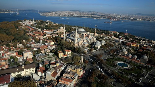 Thánh đường được xây dựng từ năm 532 đến năm 537 theo lệnh của Hoàng đế Byzantine Justinian, với thiết kế của hai kiến trúc sư Isidore xứ Miletus và Anthemius xứ Tralles.