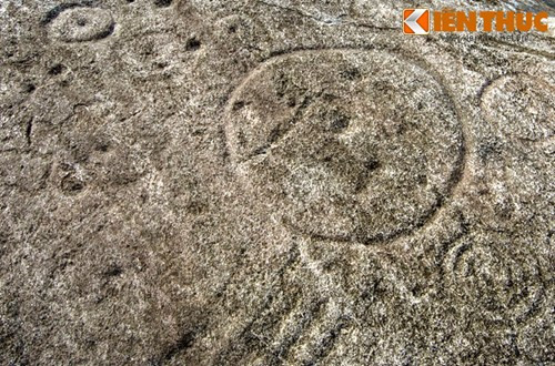 Bên cạnh các hình tượng còn có nhiều lỗ vũm được đục vào bề mặt tảng đá.