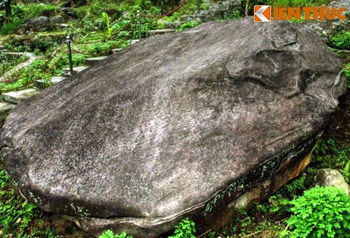 Các hình vẽ chủ yểu gồm các dạng hình học như hình tròn, hình chữ nhật, hình vuông, cùng một số vạch đục khắc song song, những biểu tượng sinh thực khí.