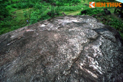 Trên một tảng đá rất lớn ở Nấm Dẩn có cả những hình thù được cho là rất giống với "bản đồ thế giới".