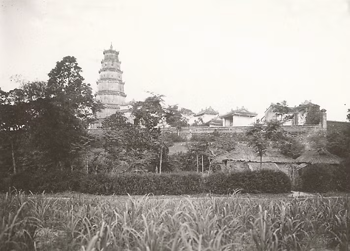 Chùa Thiên Mụ nhìn từ ven bờ sông Hương.