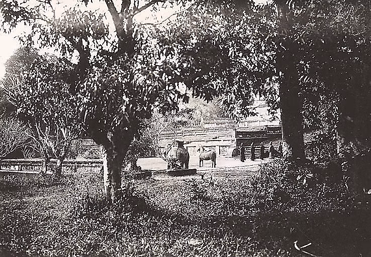 Sân chầu ở lăng vua Gia Long nhìn từ xa.