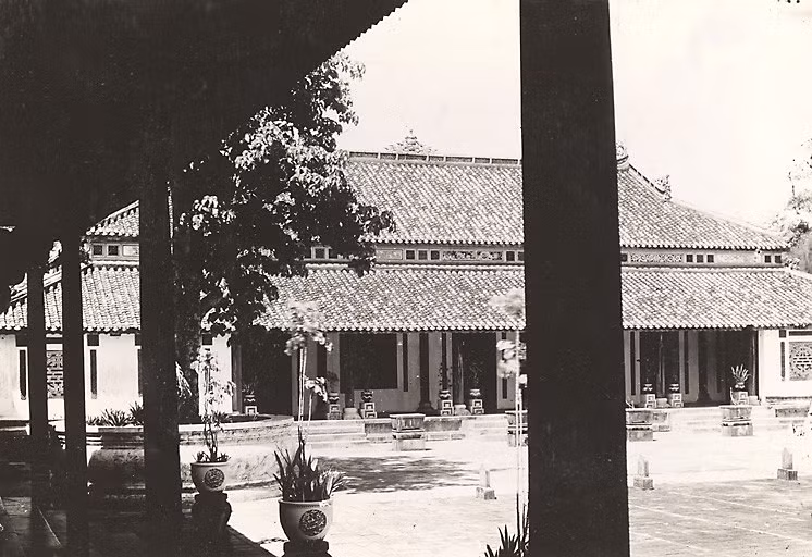 Điện Cần Chánh nhìn từ nhà Tả Vu.