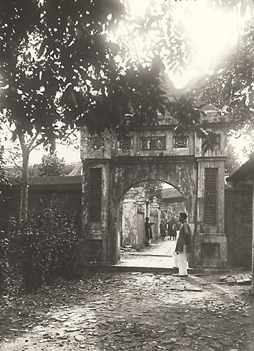 Cỗng dẫn vào khu Y Khiêm Viện và Trì Khiêm Viện ở lăng vua Tự Đức.