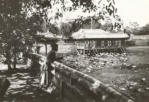 Xung Khiêm Tạ bên Hồ Lưu Khiêm.