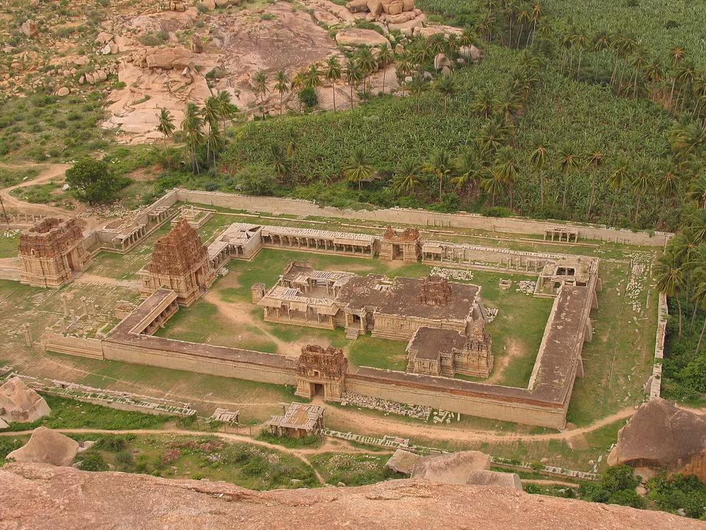 Ngày nay, rải rác quanh những ngọn đồi và thung lũng ở nơi đây là hơn 500 công trình kiến trúc cổ xưa.