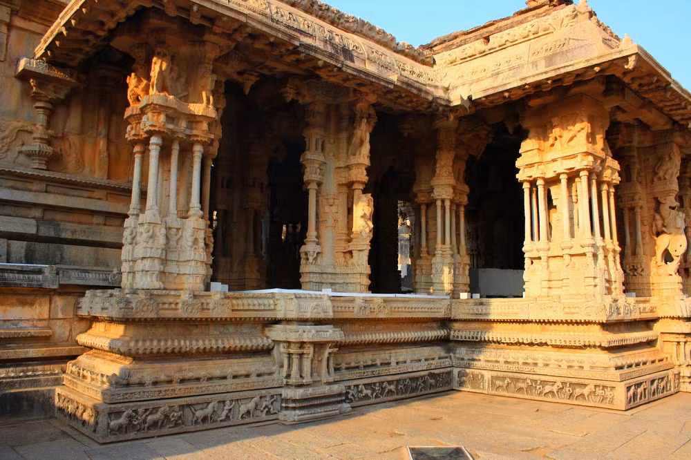 Các hoạt tiết trang trí được chạm trổ rất tinh vi trên từng bức tường, bậc thang, cột chống...