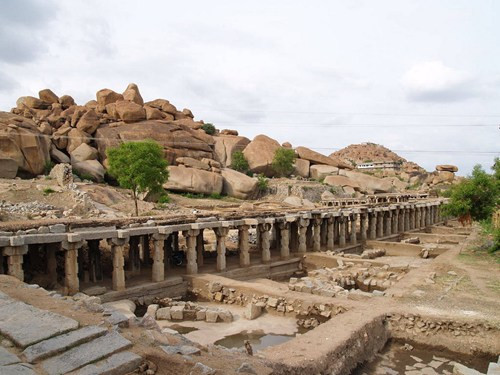 Hampi đã được xây dựng ở vị trí rất thuận lợi cho phòng thủ với các bãi đá dựng đứng bao bọc. Quanh thành phố này còn có những hệ thống thành lũy được bố trí khoa học.