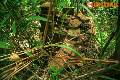 Khác với các nhóm tháp còn lại, tháp L đã đổ nát hoàn toàn, không còn rõ những đường nét kiến trúc ban đầu.