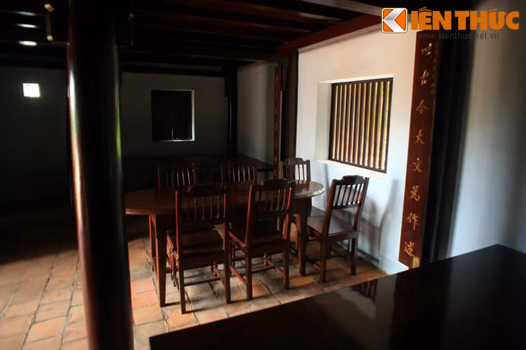 Đến tháng 2/1911, thầy giáo Nguyễn Tất Thành rời trường Dục Thanh vào Sài Gòn với giấy thông hành tên Văn Ba do các cụ Trần Lệ Chất và Hồ Tá Bang lo giúp. Ngày 05/6/1911, Người rời cảng Nhà Rồng để ra đi tìm đường cứu nước. Vì nhiều lý do khác nhau mà trường Dục Thanh đóng cửa vào năm 1912. Ảnh: Tòa nhà Ngọa Du Sào trong trường là nơi thầy giáo Nguyễn Tất Thành thường đến đọc sách.