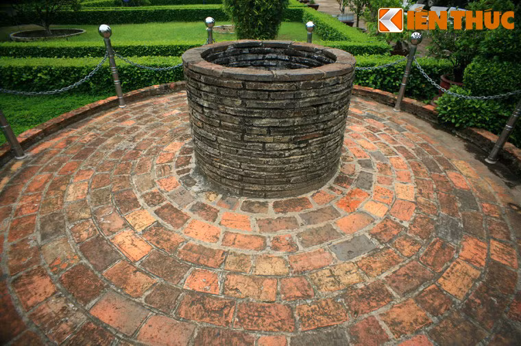 Công trình kiến trúc nguyên bản duy nhất còn tồn tại của ngôi trường lịch sử này là giếng nước mà nhà giáo Nguyễn Tất Thành lấy nước tưới cây mỗi ngày.