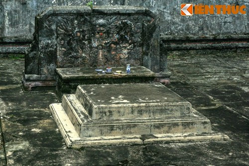 Ngôi mộ được xây hình vuông, có 3 tầng, một cấu trúc tương tự với lăng các chúa Nguyễn.