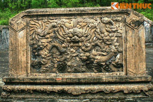 Trước và sau mộ đều bình phong đắp nổi hình rồng còn khá nguyên vẹn, đầy nét sinh động cũng như toát lên vẻ quyền uy.