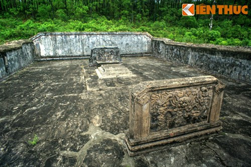 Theo sử nhà Nguyễn, sau khi chiếm Phú Xuân (Huế) năm 1790, tướng Nguyễn Văn Ngữ của quân Tây Sơn đã sai người đào mồ Nguyễn Phúc Luân, lấy xương cốt vứt xuống dòng sông Hương. Một ngư dân Nguyễn Ngọc Huyên vớt được xương sọ và lén đem chôn ở một nơi khác.