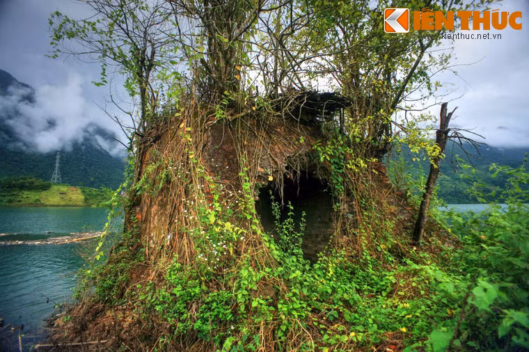 Con quỷ mới nảy ra ý đồ định chiếm ngự một phần sông, một phần đất ở vùng này để đắp luỹ xây thành làm thuỷ tổ của quỷ. Nó gặp Thổ công để xin cho được xây thành. Được Thổ công đồng ý, thế là nó xây.