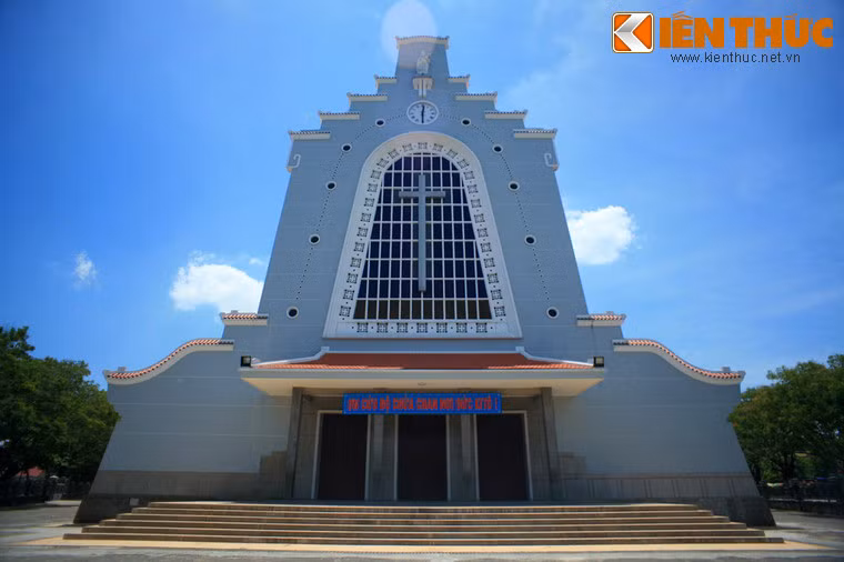 Tọa lạc ở phường Phú Nhuận của thành phố Huế, nhà thờ này được khởi công vào tháng 1/1959 và khánh thành vào tháng 8/1962 theo thiết kế của kiến trúc sư Nguyễn Mỹ Lộc.