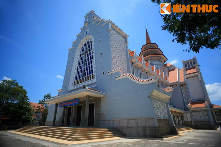 Bên cạnh các công trình kiến trúc của nhà Nguyễn, Huế cũng được biết đến với những nhà thờ Công giáo bề thế và có kiến trúc độc đáo. Nhà thờ Dòng Chúa Cứu Thế là một công trình nổi bật trong số này.