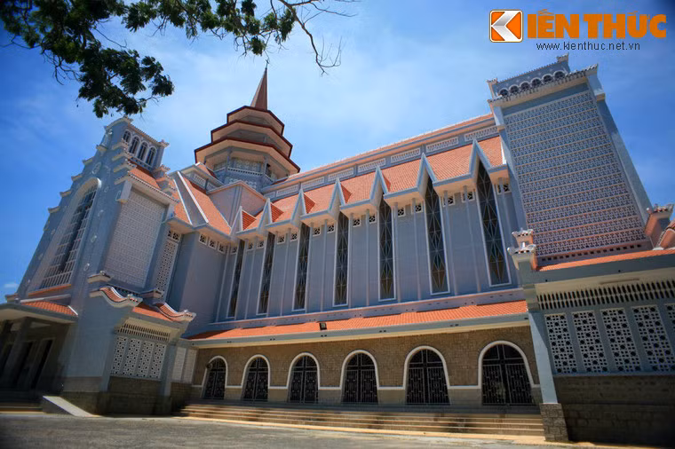 Nét đặc biệt của nhà thờ là cửa rộng và không có vách. Phần hiên của thánh đường được thiết kế rất rộng, khi đông người dự lễ có thể mở rộng cửa, vì thế người ở ngoài hiên vẫn có cảm giác như đang trong thánh đường.